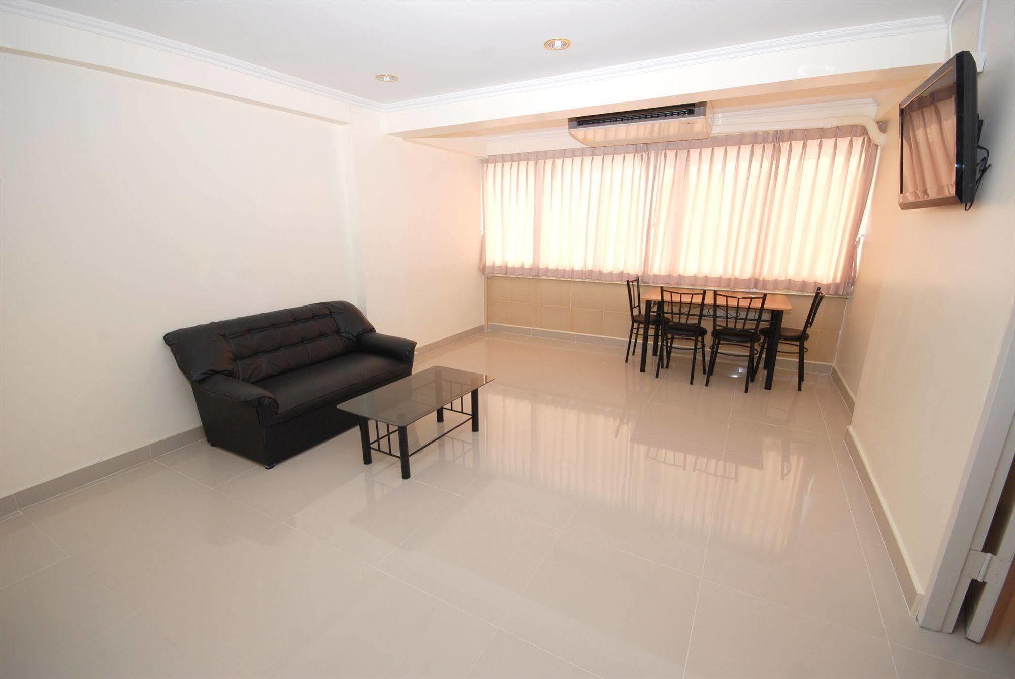 Cozy Loft Hostel Pattaya Exterior photo
